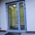 Стеклянная алюминиевая дверь в подъезд